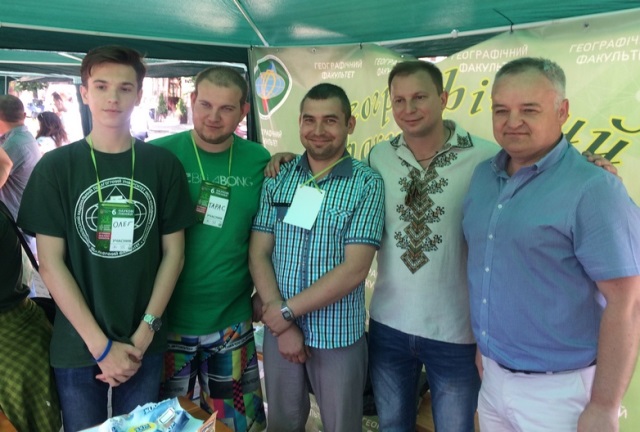 С.С. Барна з представниками команди географічного факультету